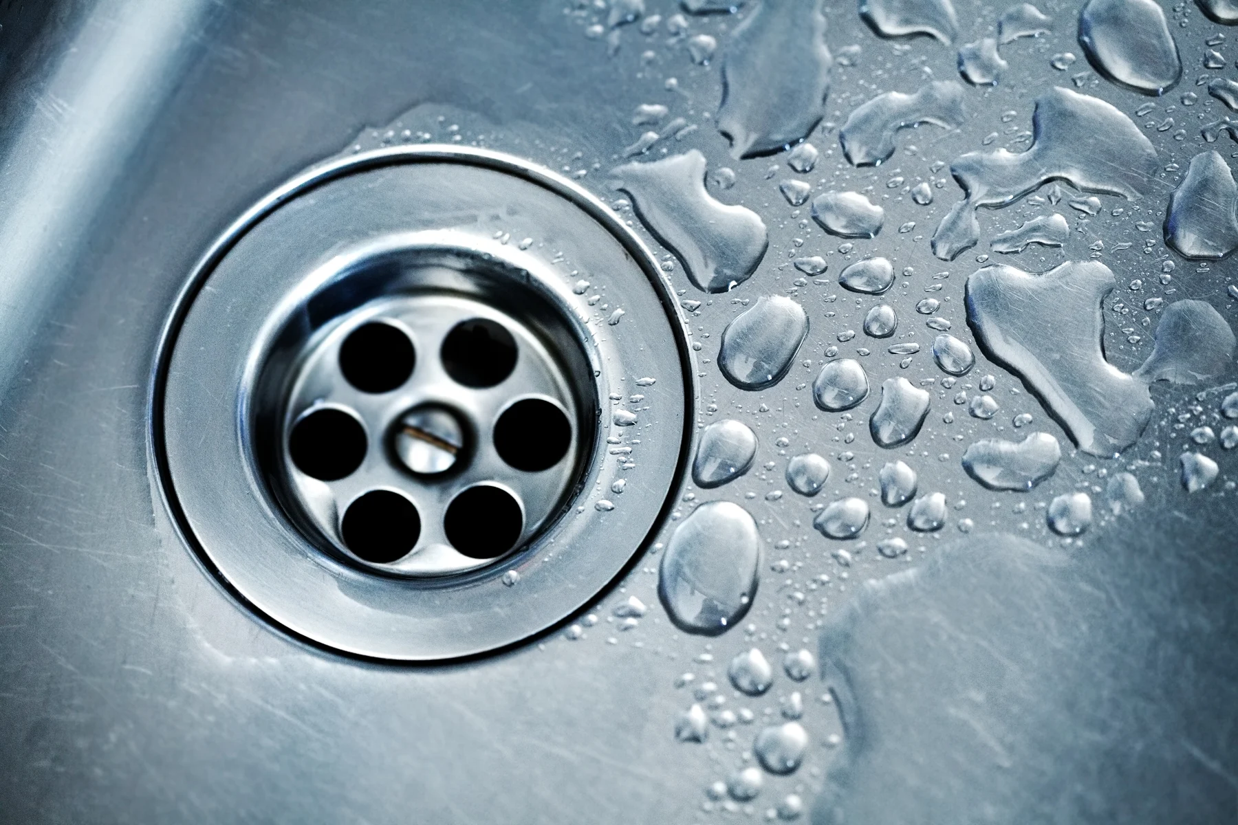 Une flaque d’eau sous l’évier